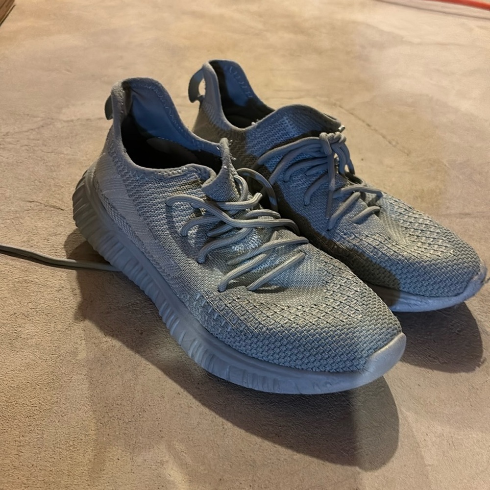 Gray women’s size 7 sneaks